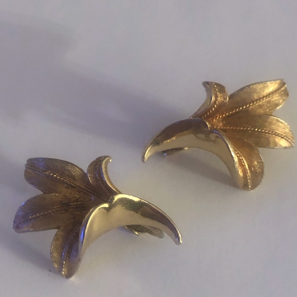 3/$20 VTG Coro Gold Tone Textured Flower Leaf Clip On Earrings